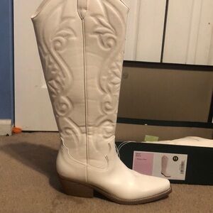 NEW Kenzi boots in ivory